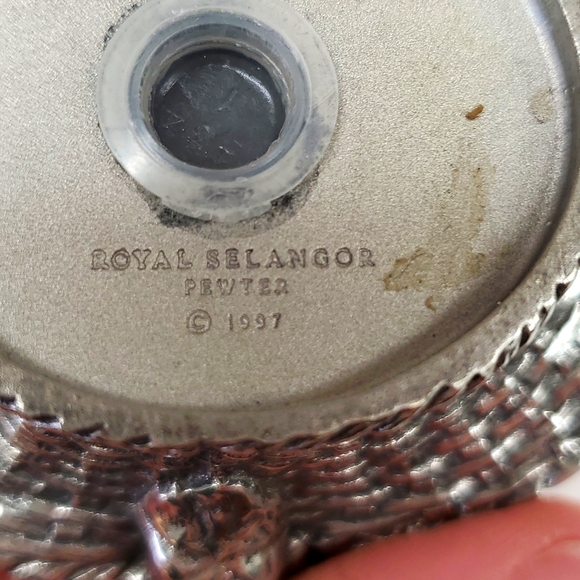 Vintage marked "Royal Selangor Pewter 1997" garden theme salt and pepper shakers - Picture 4 of 9